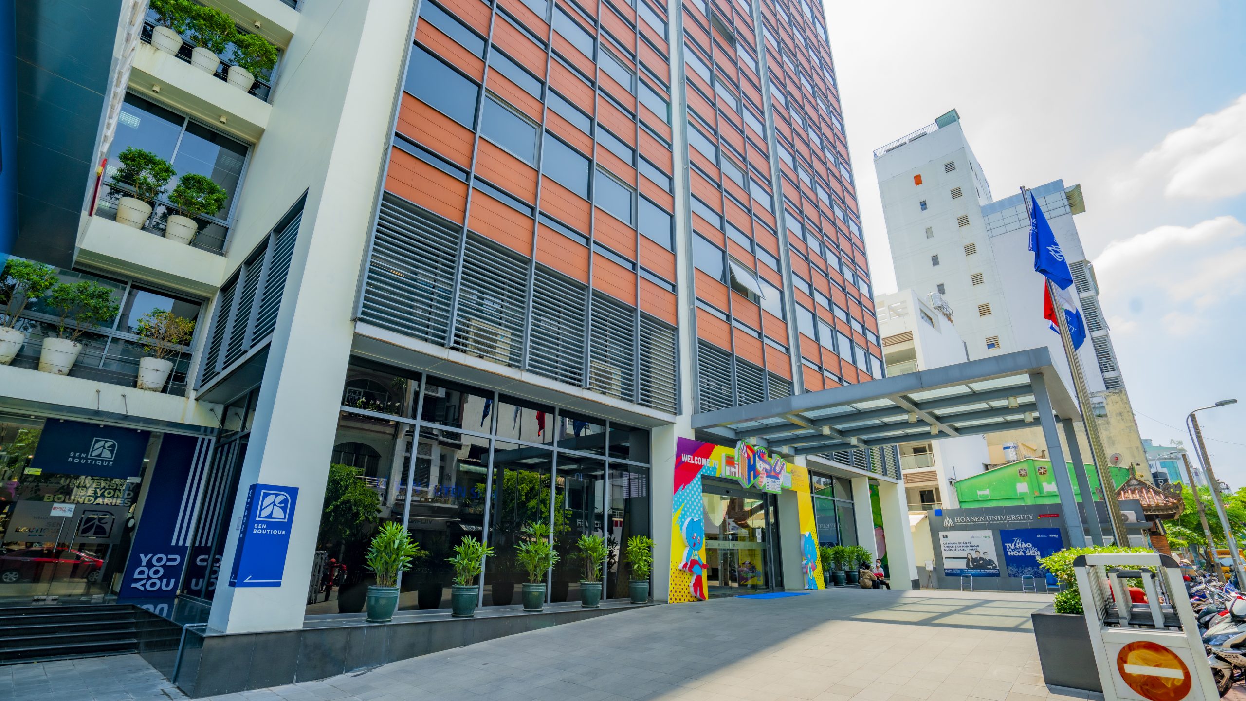Góc nhìn bên hông và lối vào sảnh chính của trụ sở Đại học Hoa Sen.