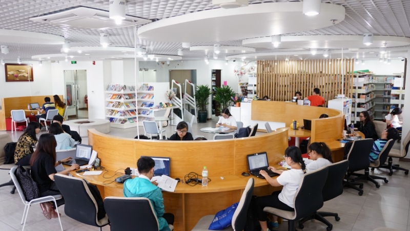 Sinh viên học tập và làm việc nhóm tại khu vực học tập chung của thư viện.