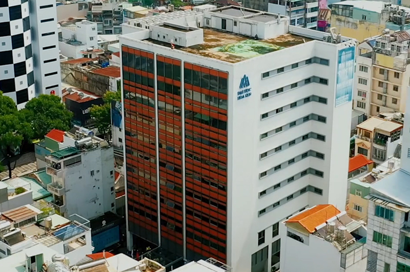 Một góc nhìn trên cao khác của trụ sở chính Đại học Hoa Sen trong khu vực trung tâm thành phố.