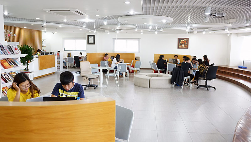 Không gian thư viện mở và hiện đại tại Đại học Hoa Sen.